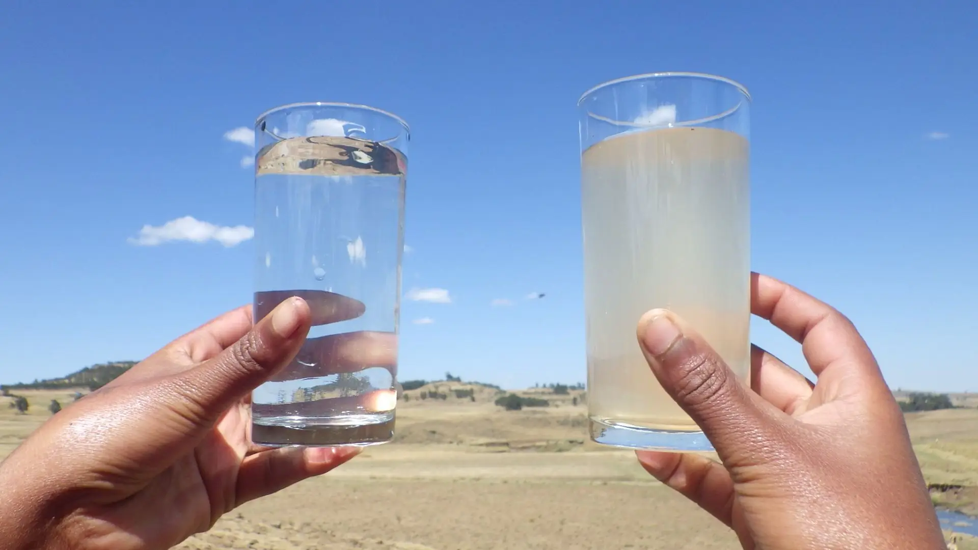 Een waterzuiveringssysteem van Yamaha Motor kondigt nieuw leven aan voor mensen in opkomende markten. 2 Het rivierwater dat lang door de bewoners werd gebruikt (rechts) en het schone water dat door de YCW wordt verstrekt (links).
