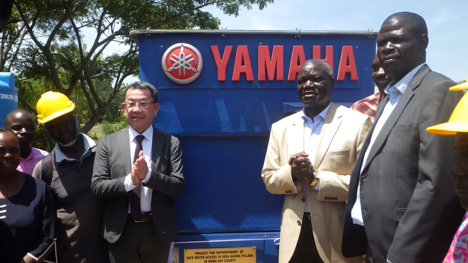 Een waterzuiveringssysteem van Yamaha Motor kondigt nieuw leven aan voor mensen in opkomende markten. 1 In oktober 2022 werd een overhandigingsceremonie gehouden voor een YCW-unit die pas was geïnstalleerd op het terrein van een school in het dorp Seka Kagwa bij het Victoriameer in Kenia.