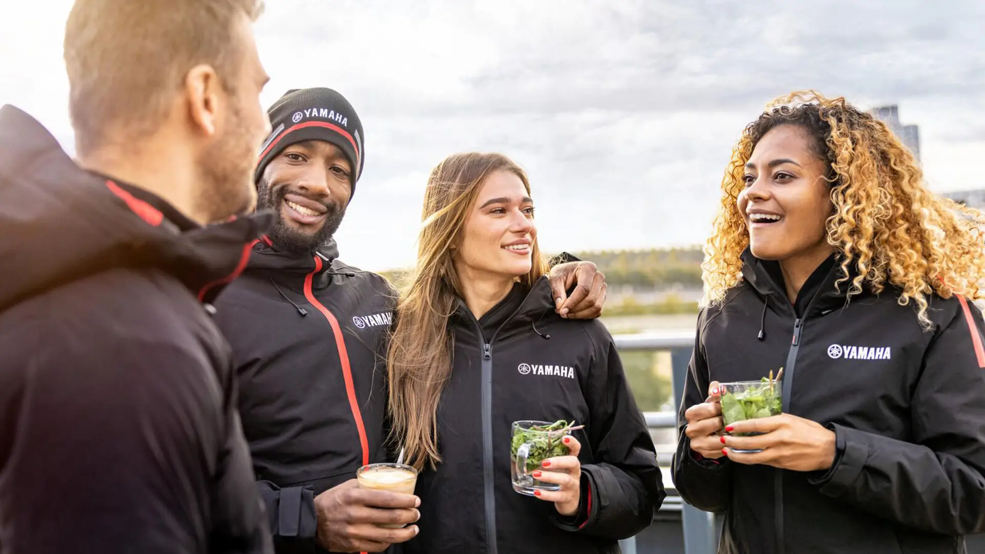 Yamaha kledingcollecties voor 2023 combineren stijl met functionaliteit en elegantie 11 yamaha kledingcollecties voor 2023 combineren stijl met functionaliteit en elegantie f